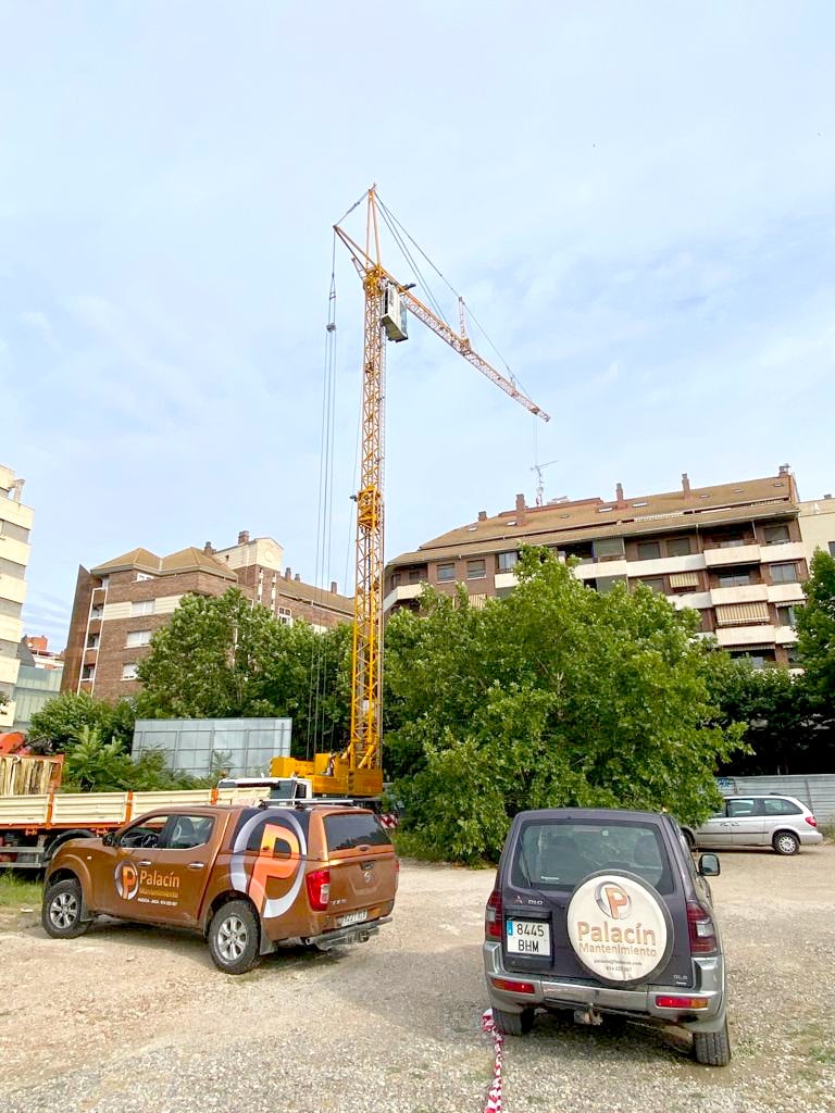 Vehículos de Palacín Mantenimiento al lado de una grúa